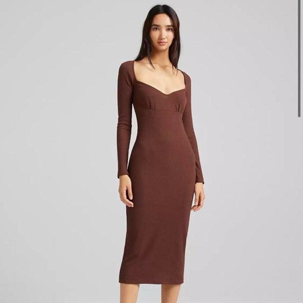 Brown ribbed midi dress with sweetheart neckline